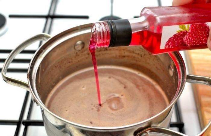 Рецепт Горячий шоколад с ликером шаг-3