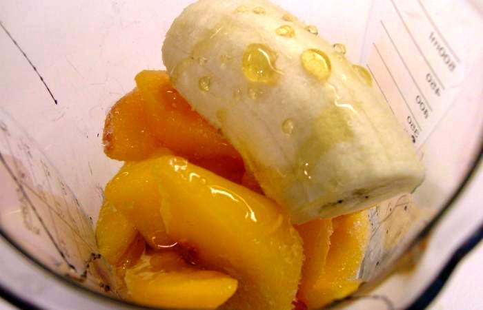 Рецепт Коктейль из персиков и бананов  шаг-2