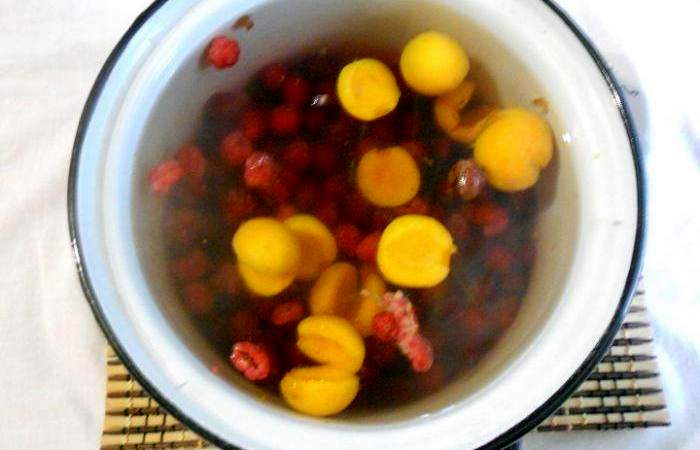 Рецепт Компот из фруктов и ягод шаг-3