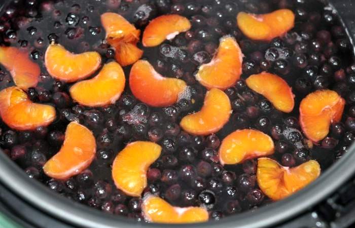 Рецепт Компот из замороженных ягод в мультиварке шаг-3