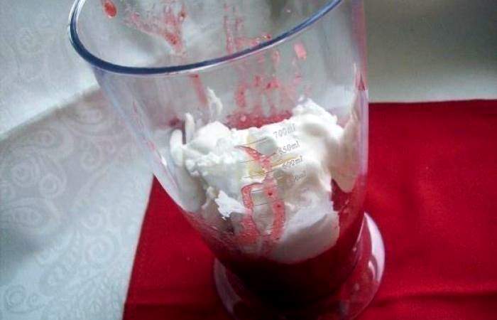 Рецепт Молочный коктейль с клубникой шаг-3
