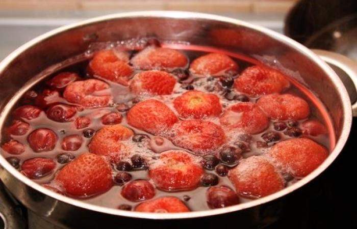 Рецепт Морс из замороженных ягод с медом  шаг-2