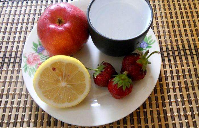 Рецепт Напиток с клубникой и фруктами шаг-1