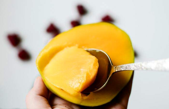 Рецепт Смузи из манго и малины  шаг-2