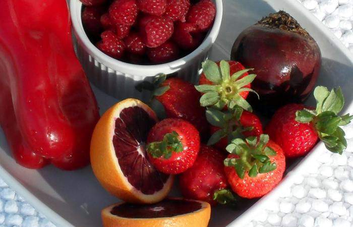 Рецепт Витаминный коктейль из свеклы с ягодами шаг-1