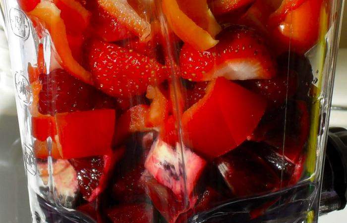 Рецепт Витаминный коктейль из свеклы с ягодами  шаг-2