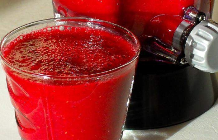 Рецепт Витаминный коктейль из свеклы с ягодами шаг-3