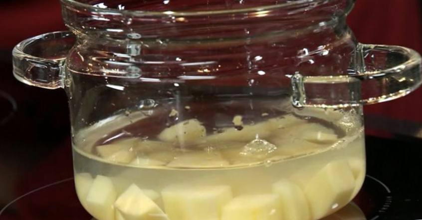 Рецепт Филе камбалы со сливочным кремом и красным картофельным пюре шаг-1