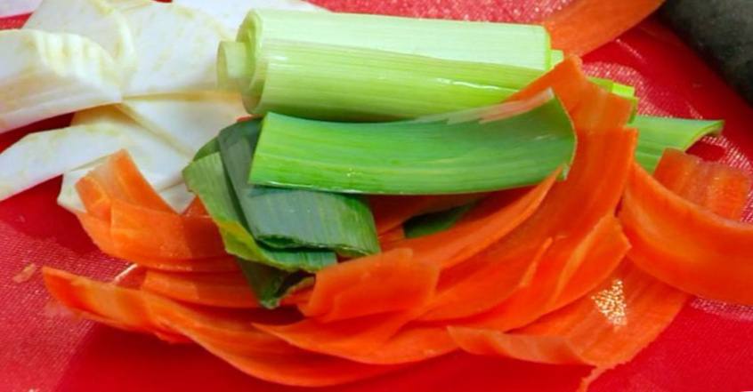 Рецепт Филе судака на овощной подушке с натуральным соусом  шаг-2