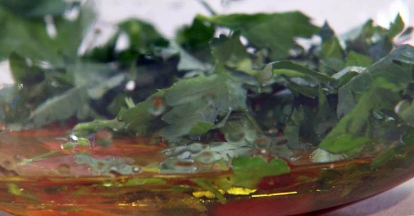 Рецепт Филе трески с зелёной фасолью и томатно-фисташковым соусом шаг-1