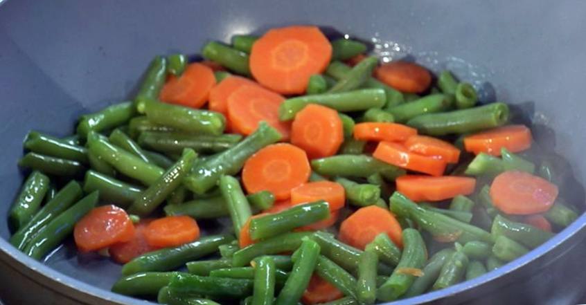Рецепт Филе трески с зелёной фасолью и томатно-фисташковым соусом шаг-3