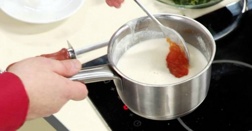 Рецепт Форель, фаршированная шпинатом с соусом из шампанского и красной икры шаг-9
