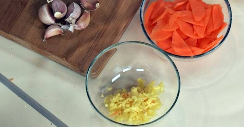 Рецепт Кальмары в чесночном соусе с лапшой шаг-1