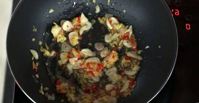 Рецепт Кальмары в чесночном соусе с лапшой шаг-7