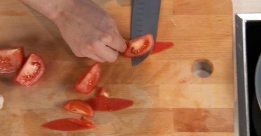 Рецепт Кальмары в томатном соусе с рисовой лапшой  шаг-2