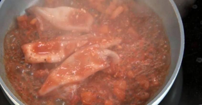 Рецепт Кальмары в томатном соусе с рисовой лапшой шаг-5