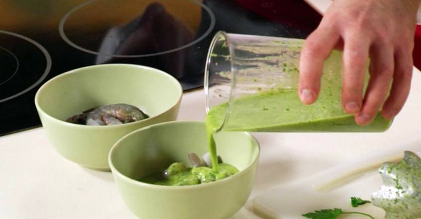Рецепт Креветки в зеленом соусе  шаг-2