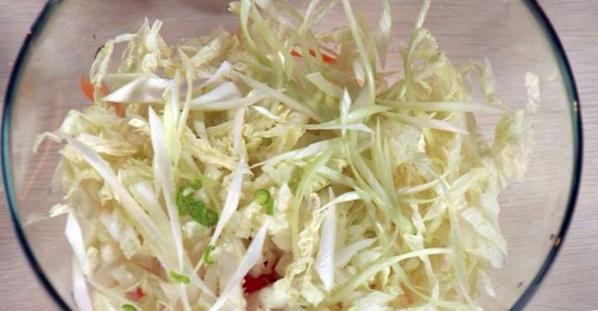 Рецепт Морской окунь с салатом из капусты  шаг-4