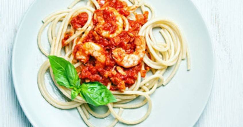 Спагетти с морепродуктами Морской коктейль в томатном соусе