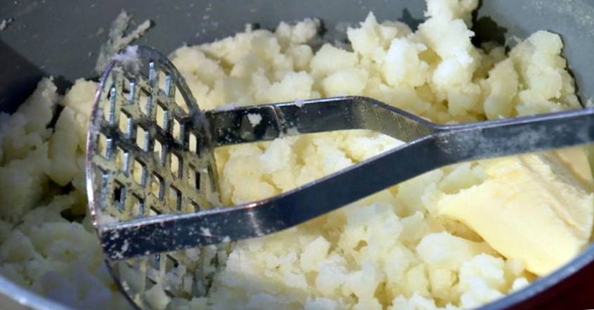 Рецепт Рыбные котлеты с картофельным пюре и соево-сметанным соусом шаг-6