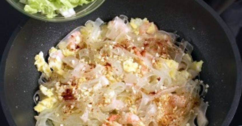 Рецепт Рисовая лапша с креветками и кальмарами  шаг-2