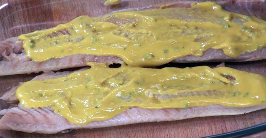 Рецепт Сельдь в горчично-медовом соусе с яблочно-луковой карамелью шаг-1