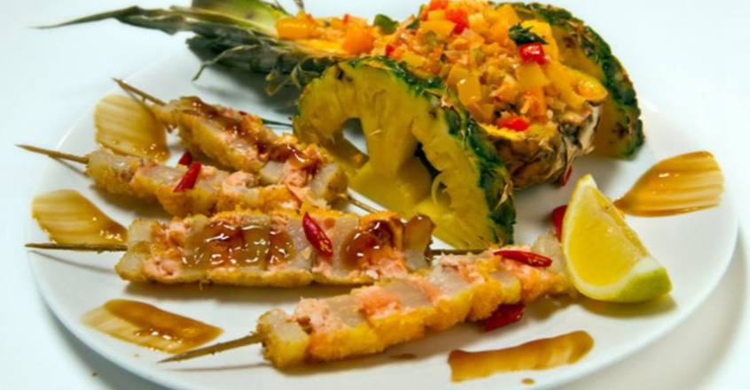 Рецепт Шашлычок из гребешка и лосося с овощным соте в ананасе шаг-5