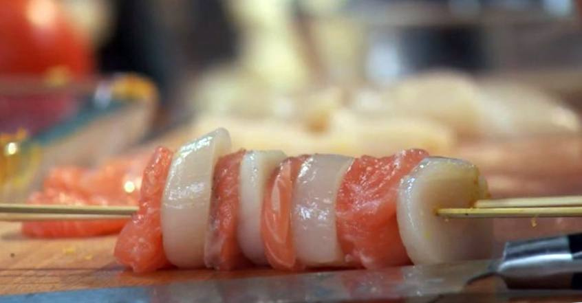 Рецепт Шашлычок из гребешка и лосося с овощным соте в ананасе  шаг-2