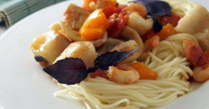 Рецепт Спагетти с соусом из морепродуктов шаг-1
