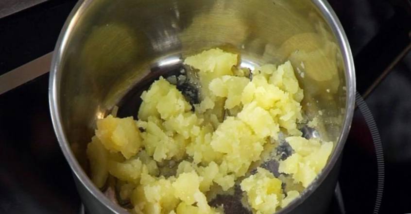 Рецепт Стейк из семги на печеном картофеле с икорным соусом шаг-3