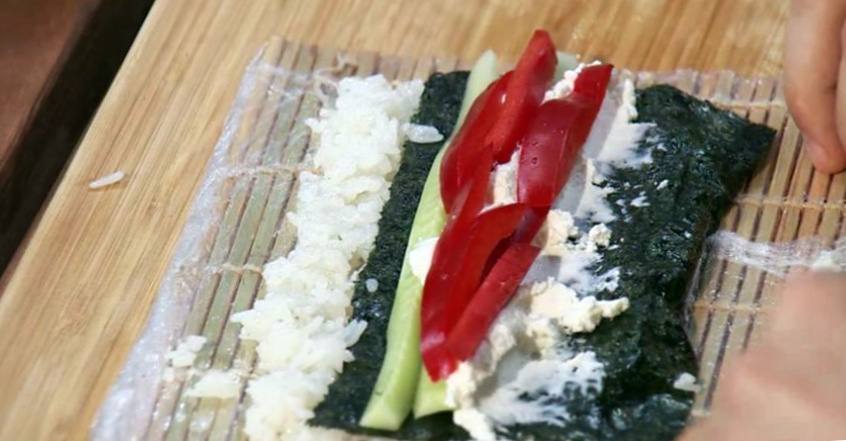 Рецепт Суши с лососем шаг-6