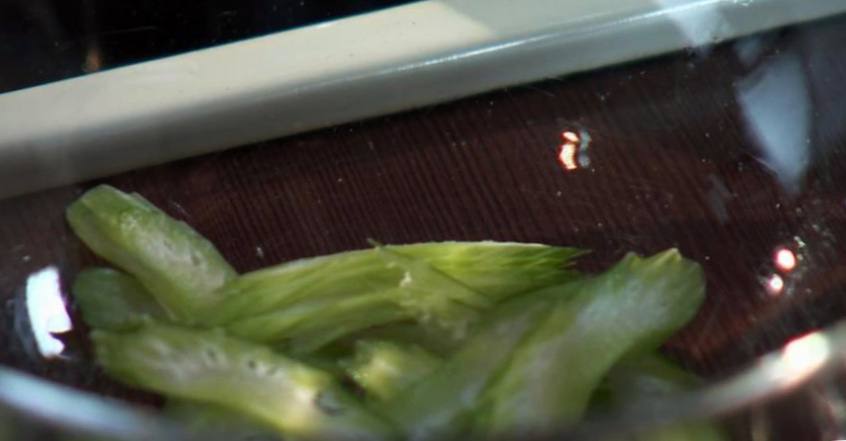 Рецепт Треска под маринадом и салат из сельдерея шаг-5