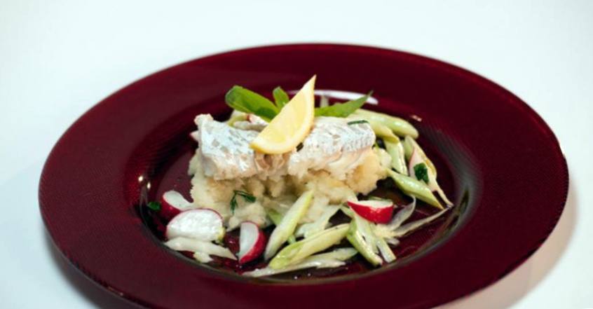 Рецепт Треска с пюре из сельдерея и легким салатом шаг-7