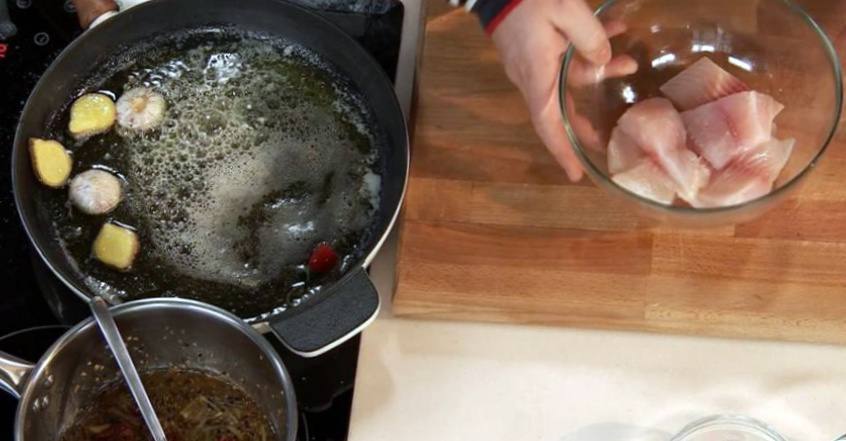 Рецепт Жареная тилапия с рисом и кунжутным соусом  шаг-4