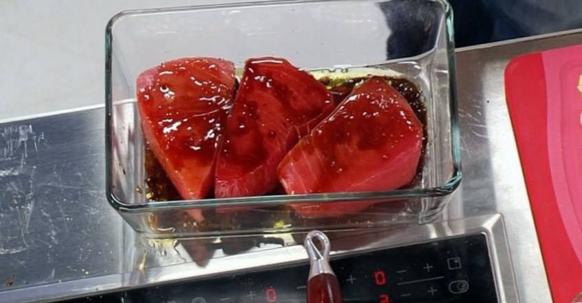 Рецепт Жареный тунец с китайской капустой и соевым соусом шаг-1
