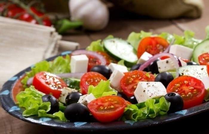 Рецепт Греческий салат с моцареллой шаг-9