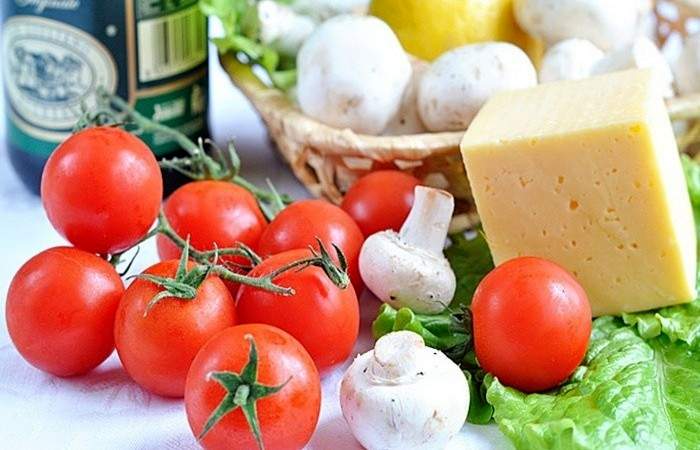 Рецепт Изысканный салат с шампиньонами, сыром и помидорами шаг-1