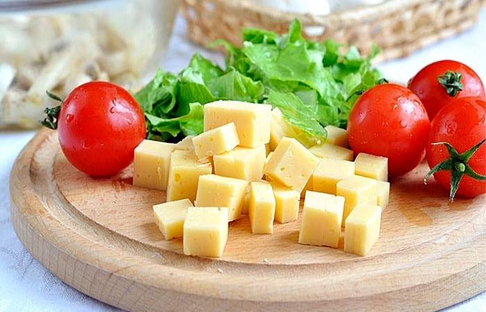 Рецепт Изысканный салат с шампиньонами, сыром и помидорами шаг-3