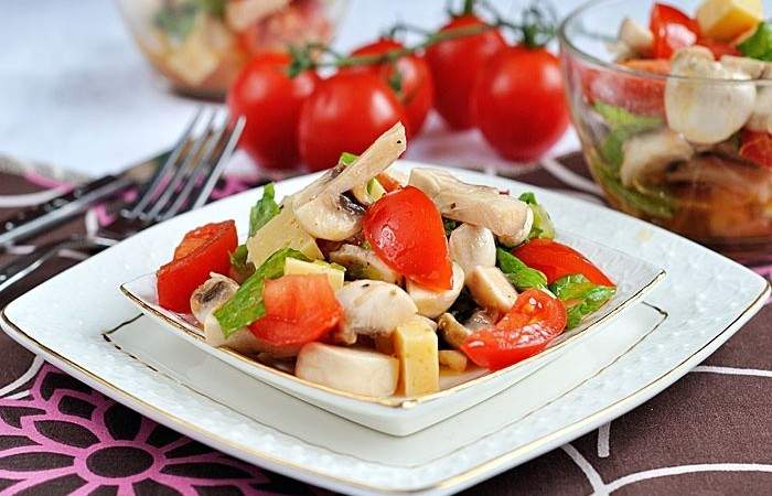 Рецепт Изысканный салат с шампиньонами, сыром и помидорами  шаг-4