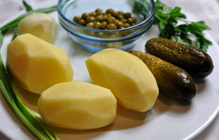 Рецепт Картофельный салат с маринованными огурцами и горошком шаг-1