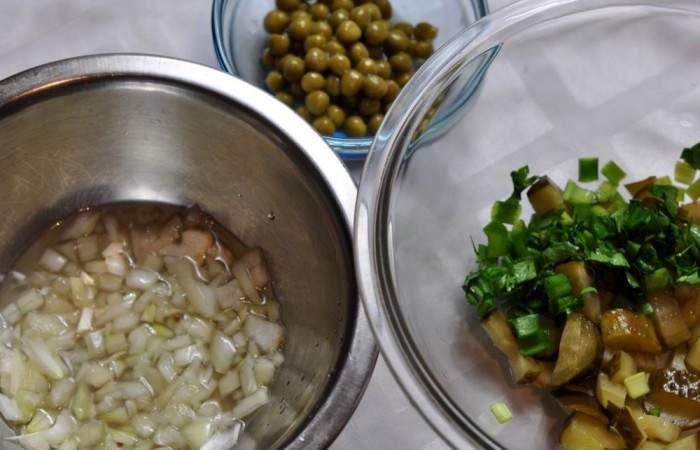 Рецепт Картофельный салат с маринованными огурцами и горошком  шаг-2