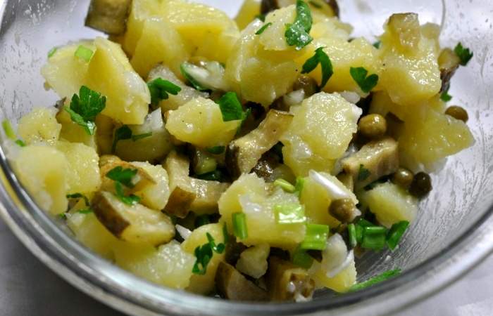 Рецепт Картофельный салат с маринованными огурцами и горошком  шаг-4