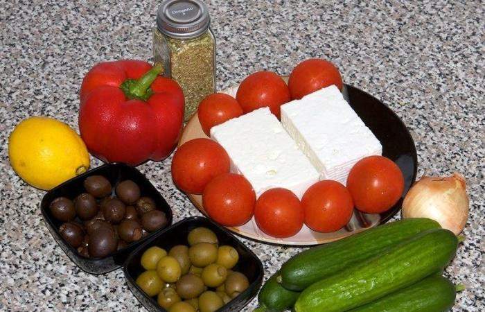 Рецепт Классический греческий салат шаг-1