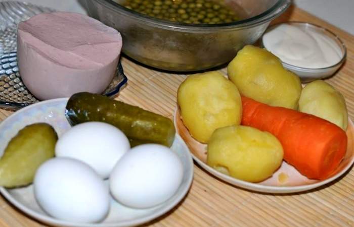Рецепт Классический салат «Оливье» с колбасой шаг-1