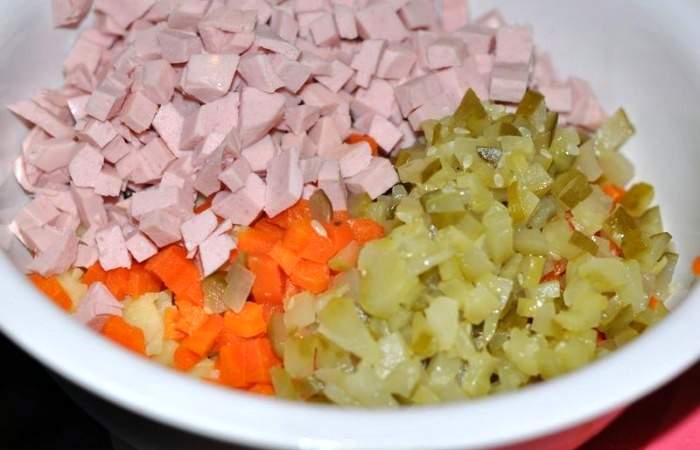Рецепт Классический салат «Оливье» с колбасой шаг-3