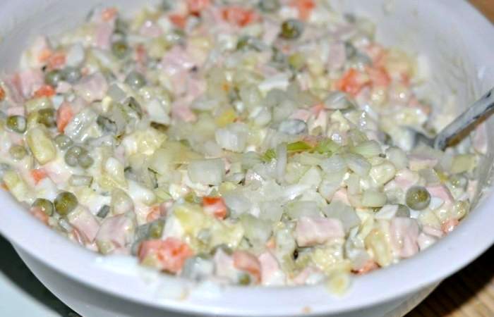 Рецепт Классический салат «Оливье» с колбасой шаг-5