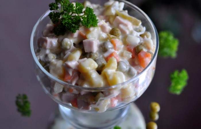 Рецепт Классический салат «Оливье» с колбасой шаг-6