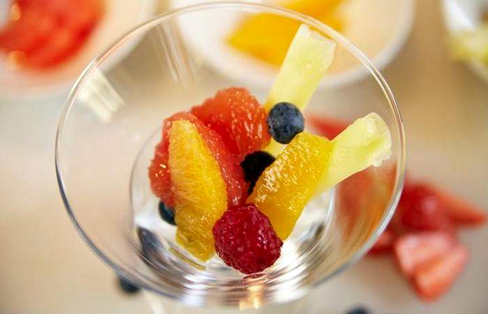 Рецепт Легкий фруктовый салат с ягодами в мятном сиропе шаг-9