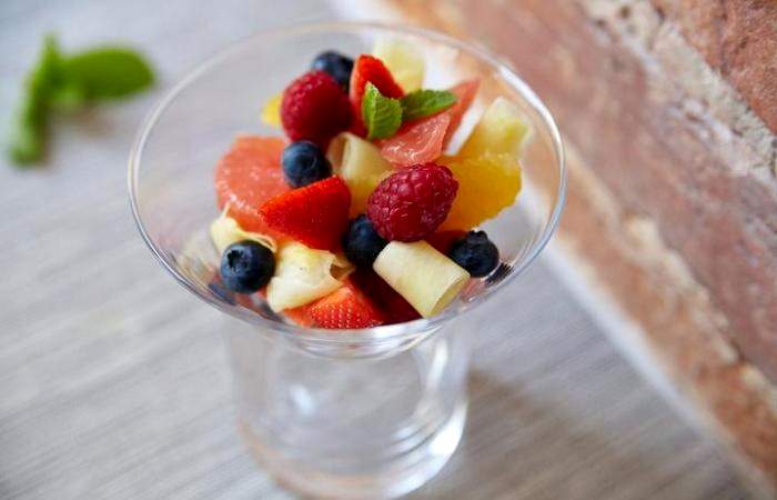 Рецепт Легкий фруктовый салат с ягодами в мятном сиропе шаг-10