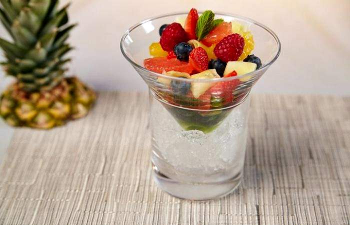 Рецепт Легкий фруктовый салат с ягодами в мятном сиропе шаг-11